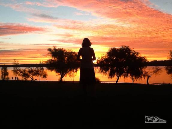 A Ana observa as cores incríveis do pôr-do-sol nas águas do rio Uruguay, na cidade de Paysandú, no Uruguai